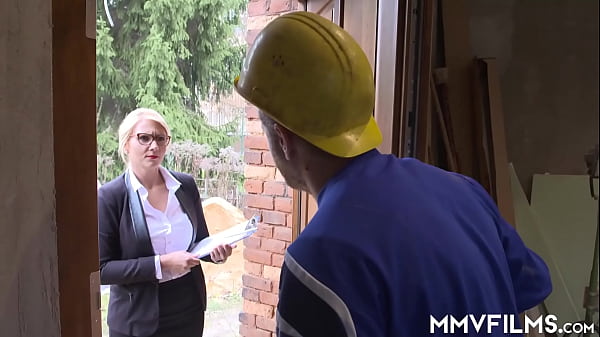 Image Sexy blonde babe gets facialized by a worker