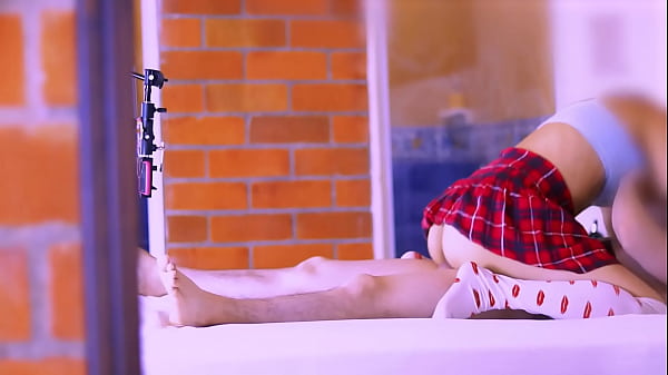 Image La hijastra, con su figura apretada y su sonrisa tentadora, era el sue&ntilde_o prohibido que lo impulsaba a buscar encuentros secretos en el apartamento.