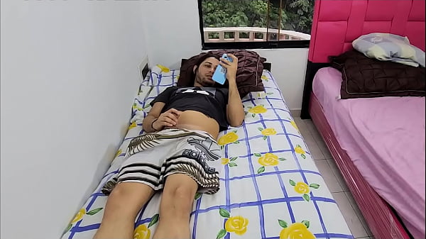 Image Shobrina me pilla masturb&aacute_ndome y la muy cachonda se ofrece  ayudarme y me deja perforarle su co&ntilde_o cremosa y &aacute_spero sexy mora de enorme culo coge duro