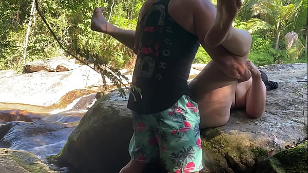 Image Esposa rabuda pelada transando na cachoeira
