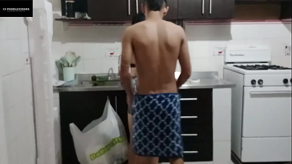Image me follo a la cachonda de mi hermanastra en la cocina de su casa
