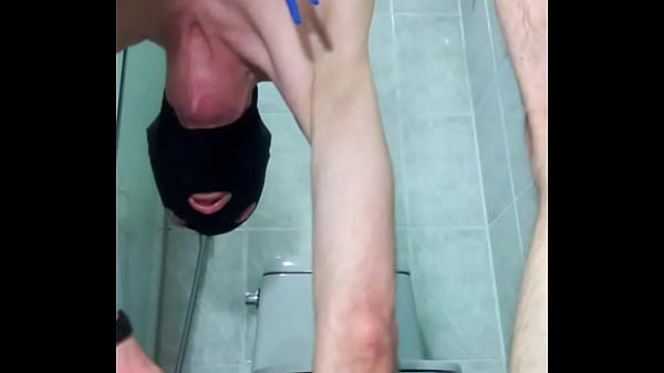 Image Submisso AlexxxKidd arrega&ccedil_a o cu com dildos enormes usando cinto de castidade e prendedores nos mamilos, depois goza seco com plug gigante atolado no cu