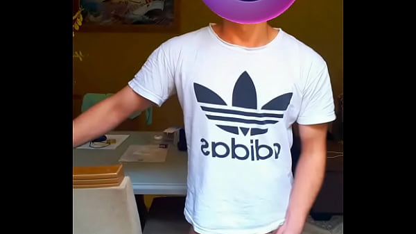 Image Novinho tocando uma na sala de estar