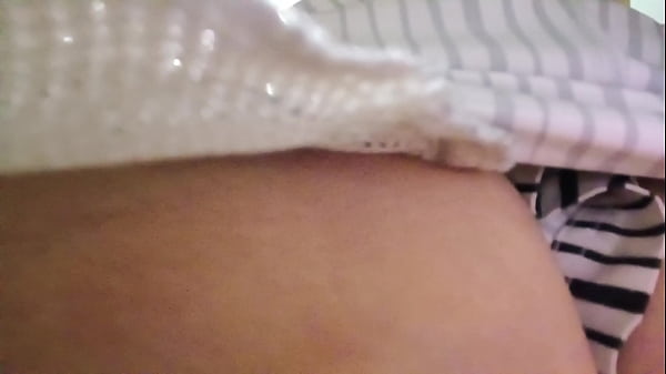 Image Milf sirvienta me coquetea mientras hace aseo y me ense&ntilde_a el culo pa que la folle