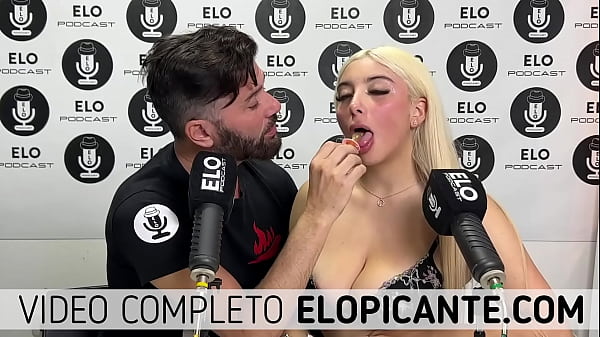 Image LORE SOFIA CUENTA COMO LE GUSTA QUE LE CHUPEN LAS TETAS