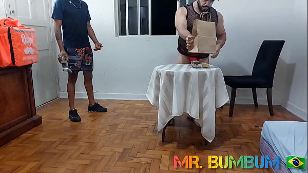 Image PEDI PARA O ENTREGADOR DO DELIVERY E ELE COLOCOU MAIS CALDA NO MEU DOCE PARA EU COMER. ( COMPLETO NO RED E SUBSCRI&Ccedil_&Atilde_O)