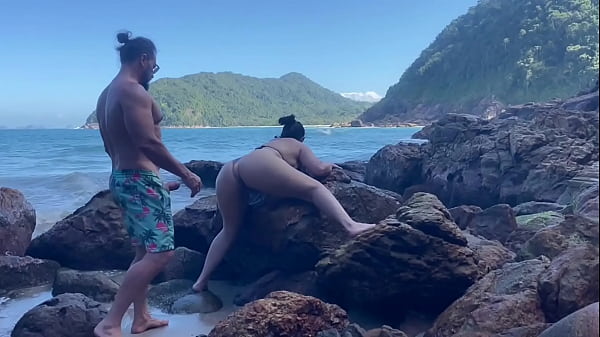 Image Esposa gostosa rabuda transando na praia de fio dental