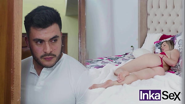 Image Joven mexicano esp&iacute_a a empleada de hogar rusa mientras su esposa se va a trabajar