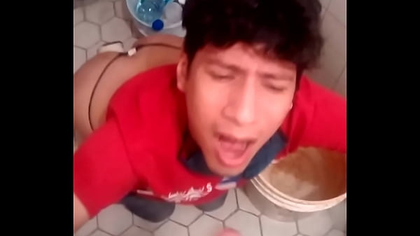 Image Chupada en ba&ntilde_o publico termina leche en cara
