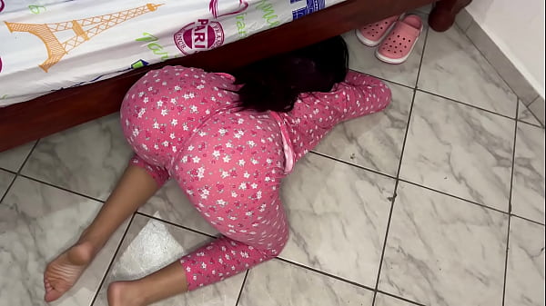Image Enga&ntilde_e a mi Hermosa Hijastra Para que Busque de Bajo de la Cama Para Verle su Gran Culo