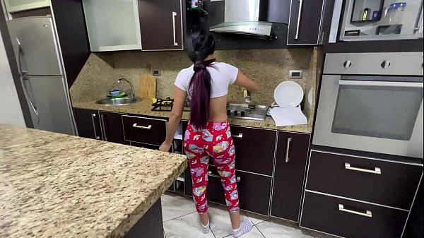 Image mi hijastra de 18 a&ntilde_os cocinando que deliciosa vista me encanta ver su gran culo