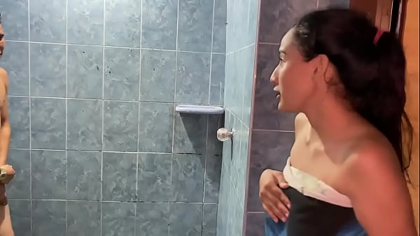 Image mi hijastra me esp&iacute_a ba&ntilde_&aacute_ndome as&iacute_ que la convido para que terminemos follando