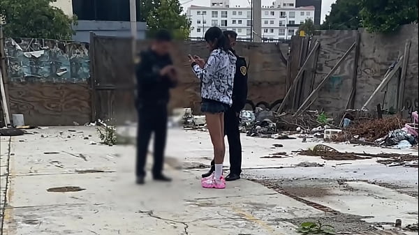 Image Me encontraba grabando videos para mis plataformas y de pronto llega la POLICIA, literal me detuvieron CON LOS CALZON&Eacute_S ABAJO! Muestra los v&iacute_deos!
