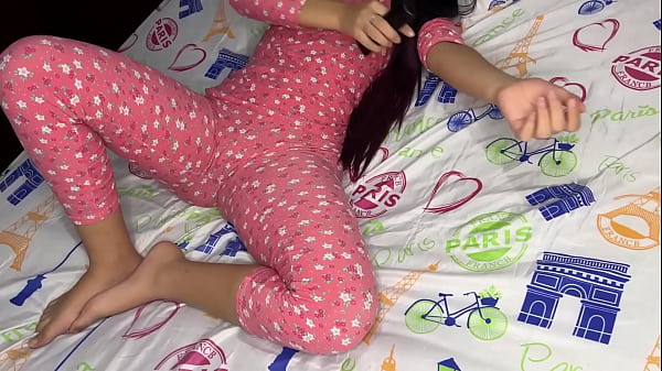 Image Mi Inocente Hijastra en Pijama Rosa que Deliciosa