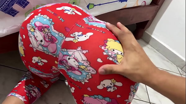 Image Hijastra Enga&ntilde_ada por su Padrastro Pervertido para que Busque Debajo de la Cama Mientras el la Sostiene por su Gran Culo