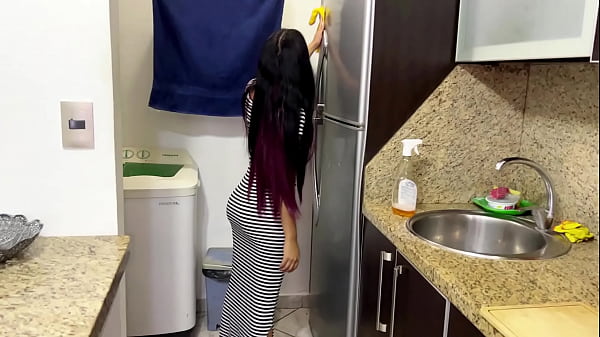 Image Hermosa Hijastra Limpiando la Cocina en Vestido Sexy y Ajustado Con su Gran Culo