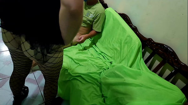 Image PORNO CASERO GRATIS EN HALLOWEEN!! LA MADRASTRA GORDA INVITA A SU HIJASTRO A LAS CELEBRACIONES DE LAS BRUJAS Y COMIENZA A MONTAR SENSUAL EL PENE ENANO DE SU HIJASTRO. PORNO REAL CASERO