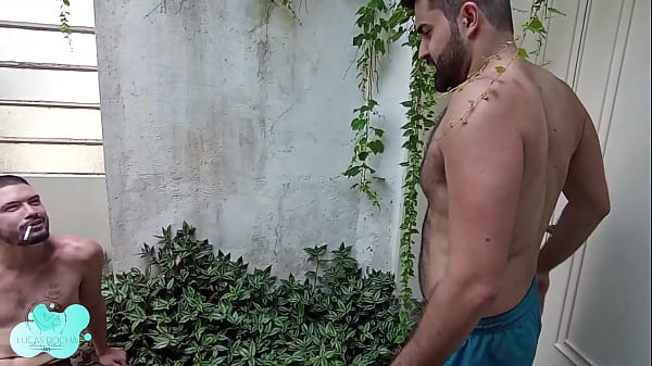 Image Mlk acordando e encontrando o Lucao fumando ja no talo