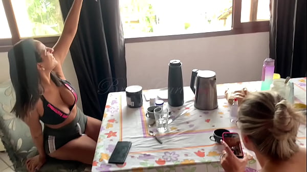 Image Hora do caf&eacute_ loira gostosa chupa o pau do namorado enquanto &eacute_ fodida por outro e no final leva porra na cara