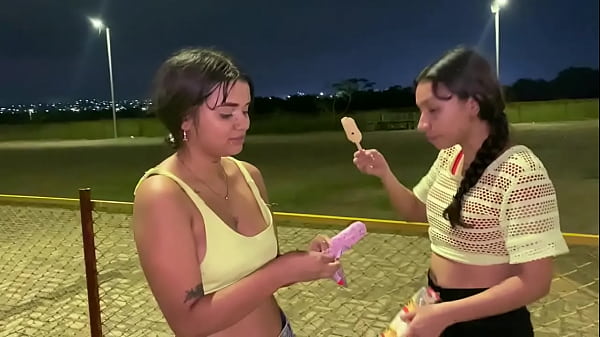 Image Hermosa latina masturb&aacute_ndose hasta venirse en la cara