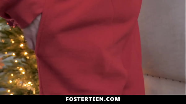Image Foster Teen Celebrating Her First Christmas with Her New Family - Fosterteen