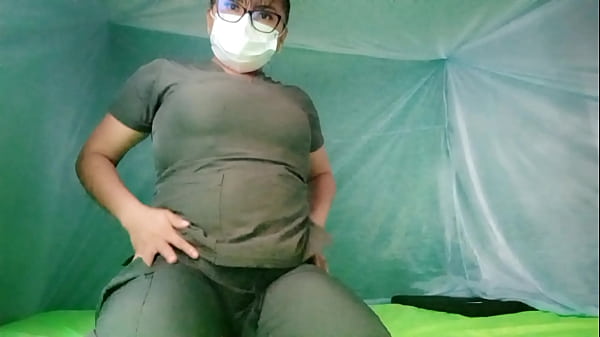 Image UNA GORDA SIN VERGUENZA SALE DEL BA&Ntilde_O Y SE DA CUENTA QUE SE LE HA QUEDADO EL PAPEL HIGIENICO EN EL CULO!! PORNO CASERO REAL DE VIEJA RECIEN INICIADA EN EL PORNO. ELLA ESTA APRENDIENDO A GRABARSE