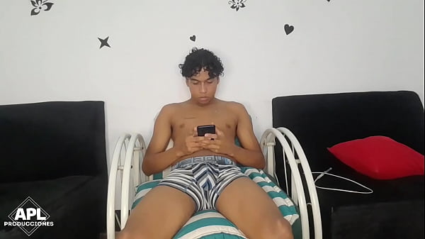 Image Sali del ba&ntilde_o y me encuentro a mi hermanastro bien cachondo jalandose su gran verga y quise ayudarlo - Historia completa