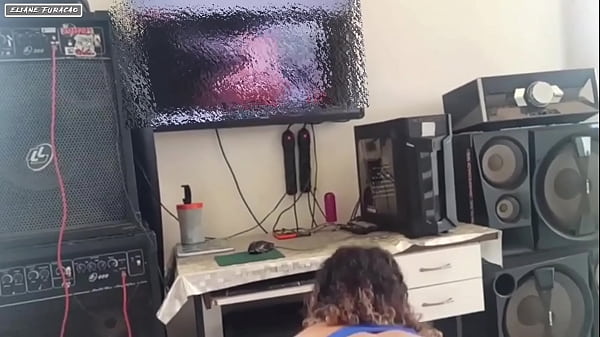 Image Fiquei com muito tezao quando vim meu namorado malhando que fui logo engoli aquela pica