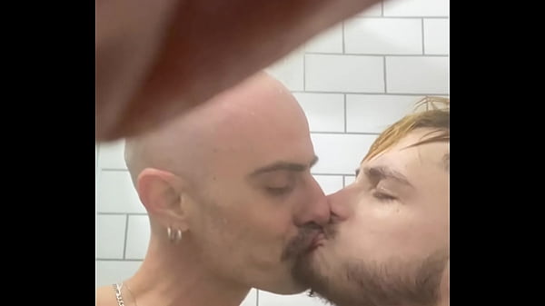 Image TOMEI BANHO COM MEU TIO E ELE GOZOU NO MEU CU