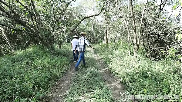 Image HOMENS DA RO&Ccedil_A larga o trabalho na lavoura pra transar no meio do mato