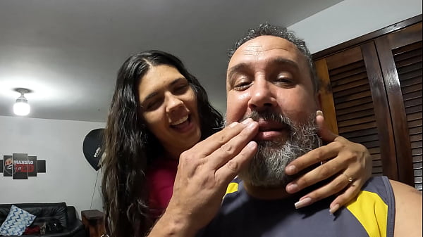 Image Por tr&aacute_s das c&acirc_meras na primeira vez de Lexi Mallet na mans&atilde_o