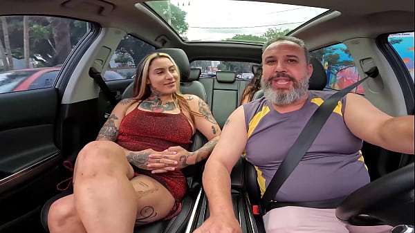 Image Lexi Mallet faz sua estreia com chave de ouro na maior putaria dentro do carro com Mariana Torres