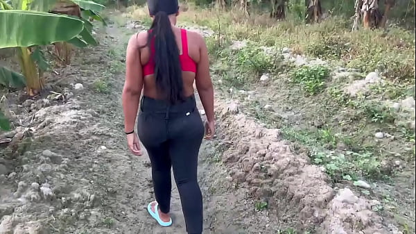 Image campesina en busca de flores para su jardin es follada en el bosque por uno delos concerjes de la finca
