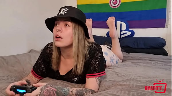 Image Fiquei toda molhada massageando os pezinhos da gostosa da Joy com cera de vela quente
