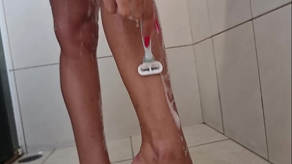 Image Bia Hot em banho sensual com depila&ccedil_&atilde_o completa