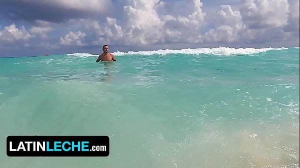 Image Antuan Is Enjoying The Blue Sea Under The Hot Cancun Sun While The Cameraman Films Him - LatinLeche