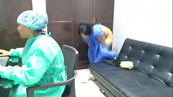 Image me hace el chequeo de rutina la ginec&oacute_loga y esta vez no se que tenia que estaba tan cachonda y me comienza a lamer el co&ntilde_o