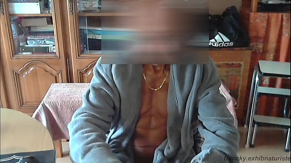 Image direct cam, show priv&eacute_, je me branle et jouis avant de manger mon sperme.