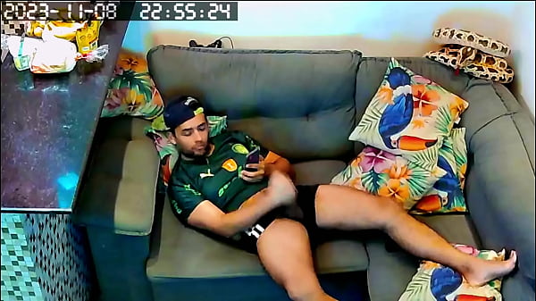 Image Torcedor do Palmeiras assistindo jogo e socando uma boa punheta com seu imenso pau