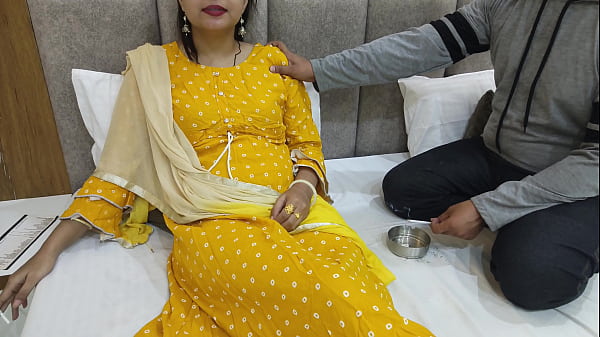 Image Desisaarabhabhi - Indian Desi dost ki maa ke sath chudai mazaa lete hoye uski gori chut main ungli dal ke uske chuche chuss dale