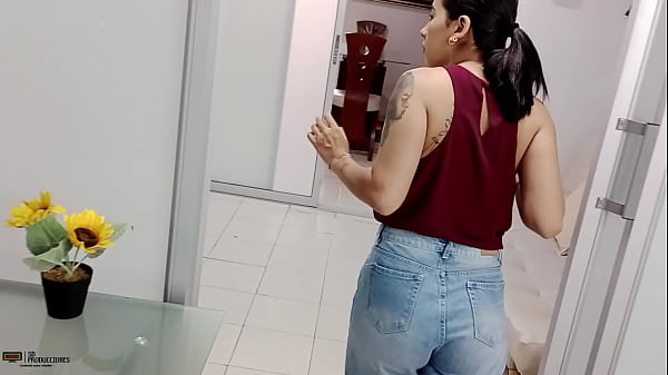 Image Hermosa madrastra seduce al cachondo de Liam para que se le folle su co&ntilde_o en el sof&aacute_ - HISTORIA COMPLETA