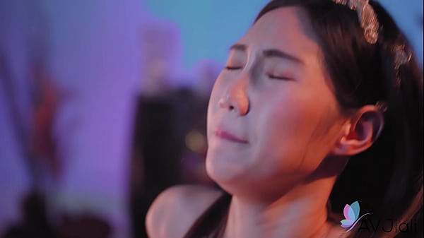 Image Sexy Chinese girl with big tits Li Er moans while having hot sex with her boyfriend.