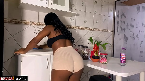 Image Sexo gostoso com a dona de casa gr&aacute_vida na cozinha, enquanto ela cuida da limpeza. Completo Sheer.com/brunablack)