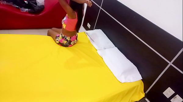 Image INICIAMOS EN EL PORNO CASERO!! HACEMOS  PIJAMADA CON MI HERMANASTRA MORENA Y LUEGO ME LE MONTO PARA CALENTARLA. LA MUY ZORRA ME PIDE SEXO. PORNO REAL CASERO INTERRACIAL.
