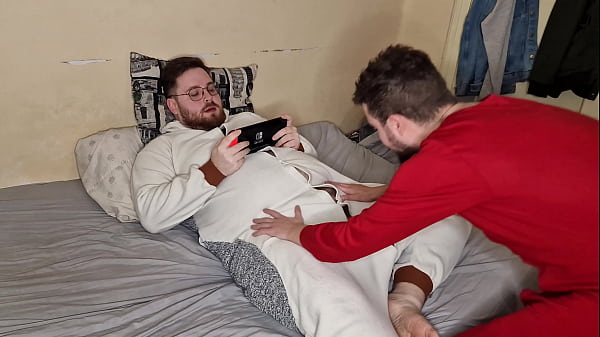 Image Osos chup&aacute_ndose las pollas en pijama (Short Video)