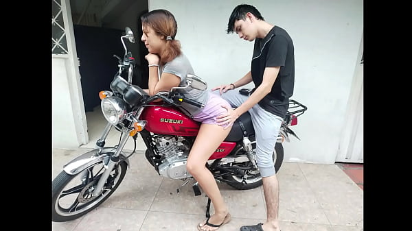 Image INVITO A MI MADRASTRA A MONSTASE EN MI NUEVA MOTO Y ELLA ACEPTA CON TODA LA INTECION DE QUE YO LE TOQUE EL CULO PORQUE ES UNA MADRASTRA CALIENTE DE NALGAS BONITAS