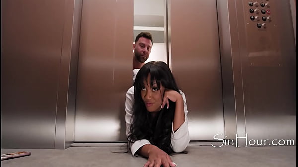 Image Ass Stuck In Elevator Door Used By Someone Passing By