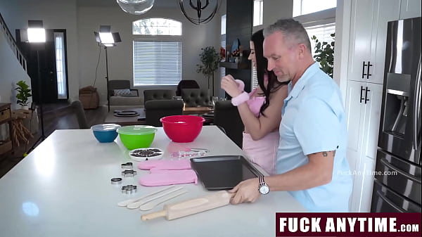 Image Stepdaddy Fucks His Stepdaughter While She's Shooting Her Baking Video - Fuckanytime