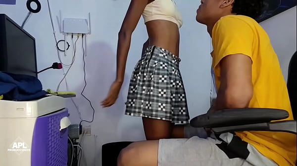 Image Encuentro a mi hermanastro masturbandose y decido ayudarlo a calmar su calentura sentandome en su polla