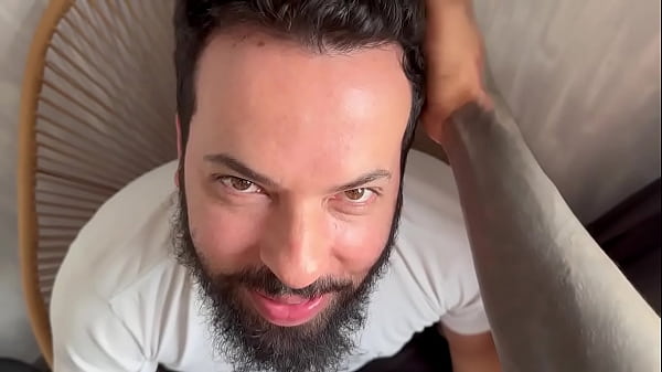 Image Homem barbudo chupa 41 paus -10&deg_ mamada - V&iacute_deo completo no RED